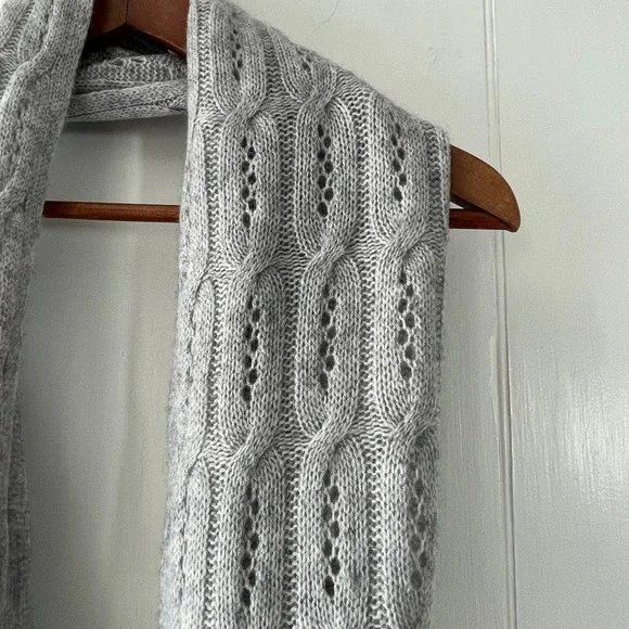 Celeste Women Gray Cable Knit Infinity Loop Scarf Soft Wool Cashmere Blend EUC - Picture 2 of 5